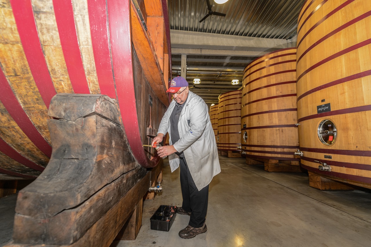 Sour but exquisite: every two months, the beer in the foeders is carefully tasted. 