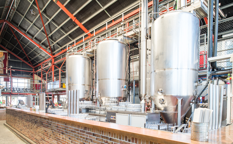 The bartender doesn’t have to worry about the tap running dry: behind him are a total of four 40-hectolitre and 70-hectolitre tanks, reserved exclusively for the restaurant’s use.