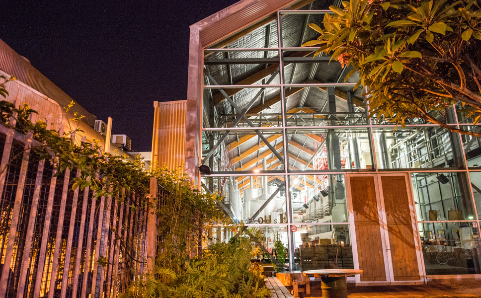 It’s not a greenhouse, it’s a brewery: in Fremantle the founders came across the ideal property, three bays next to each other, which had been used as a crocodile farm for purposes of tourism, and had been standing vacant for quite a long time.